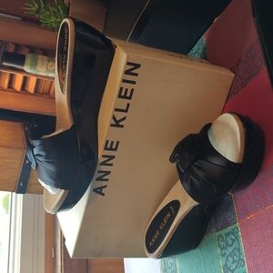AK Anne Klein iflex Zandal patent leather bow Platform sandals Women's 8 M NEW